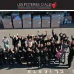 un groupe de personne sur un parking vu de dessus