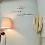 Décoration murale : Phrase en fil de fer sur mur, une lampe sur le côté gauche