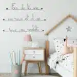 Décoration murale, phrases en fil de fer accrochés au mur, une table de chevet, un lit d'enfant