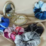 Atelier de couture, chouchous et petit miroir rond ouvert