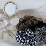 Atelier de couture, chouchous et petit miroir rond ouvert