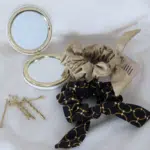 Atelier de couture, chouchous et petit miroir rond ouvert
