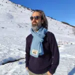 Mode éthique : homme avec sweat et écharpe devant décor de neige