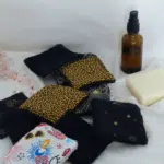 Atelier de couture, lingetttes lavables, un savon et une petite bouteille
