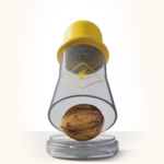 casse noix penché en verre en forme de biberon avec une noix à l'intérieur avec tétine jaune