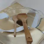 Atelier de couture, sac à tarte, un plat en verre et 2 cuillères en bois