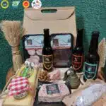 produits du terroir, 3 bouteilles et des gâteaux posés sur une table