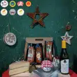 produits du terroir posés sur une table avec nappe rouge devant décor de fêtes