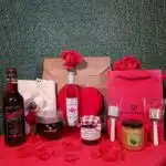 produits locaux posés sur une table avec une nappe rouge