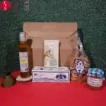 Coffrets garnis, des produits locaux posés sur une table avec nappe rouge
