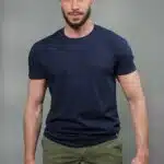 homme avec T-shirt manche courte bleu marine, pantalon kaki bras le long du corps
