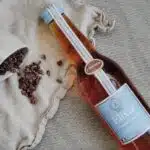 Limonade artisanale en bouteille avec pot renversé et grain de café