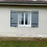 fenêtre avec volet gris