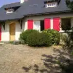 Maison de lotissement aux volets rouges