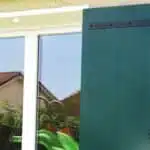 fenêtre avec volet vert