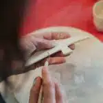 Artisan en train de créer un objet en terre