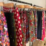 Jupes colorées sur ceintre