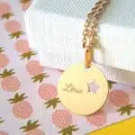 Bijouterie en ligne, médaille gravée accrochée à une chaine de cou