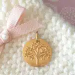 Médaille d'enfant sur laquelle est gravé un arbre
