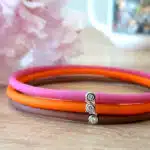 Trois bracelets colorés