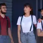 Un homme et une femme avec des bretelles