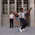 Homme qui danse avec un jean et des bretelles