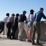 Plusieurs personnes de dos portant des bretelles