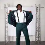 Homme en costume avec des bretelles