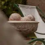 Plusieurs boules ampholia fragrances dans une ocupe