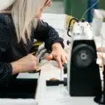 femme en train de coudre