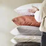 Plusieurs coussins de différentes couleurs