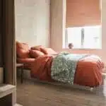 Linge de lit couleur terre cuite avec couvre lit vert