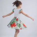 Mode écoresponsable pour enfants, petite fille en robe.