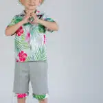 Mode écoresponsable pour enfants, petit garçon en chemise.